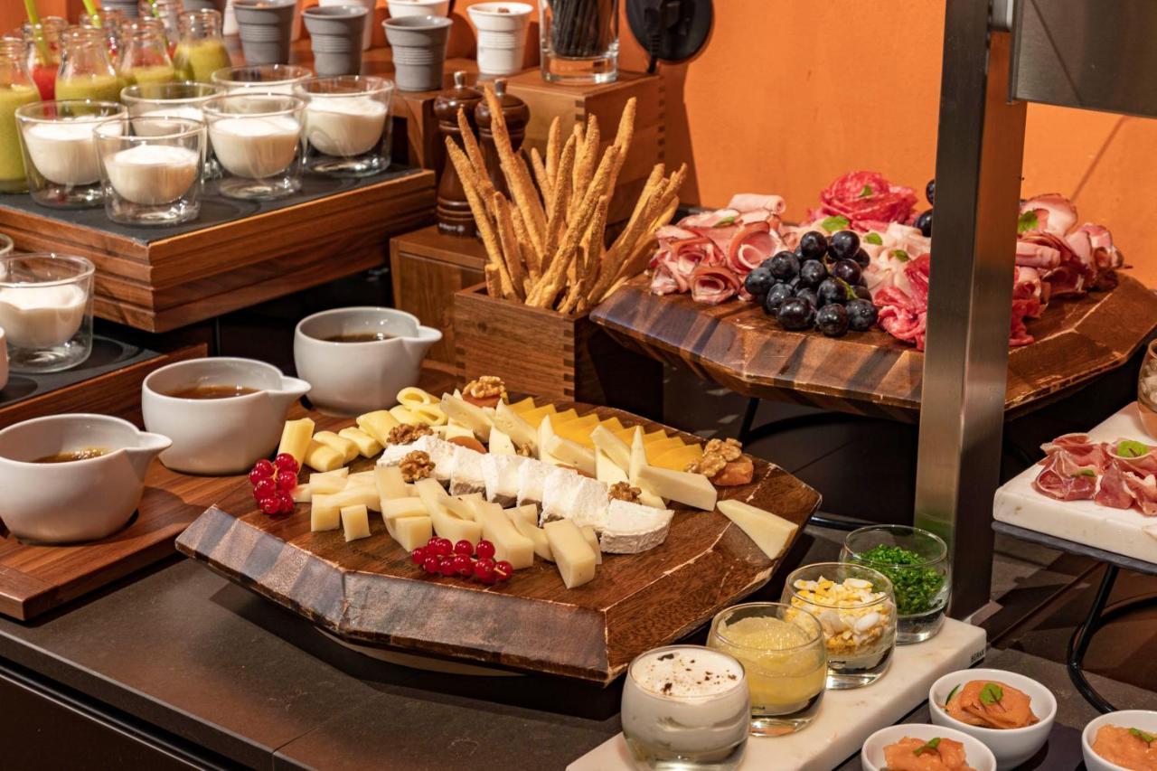 Casa Da Companhia, Vignette Collection By Ihg Hotel Porto Exterior photo A cheese platter