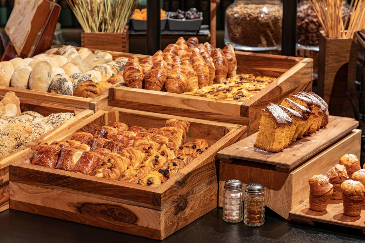 Casa Da Companhia, Vignette Collection By Ihg Hotel Porto Exterior photo Bread and pastry at a buffet