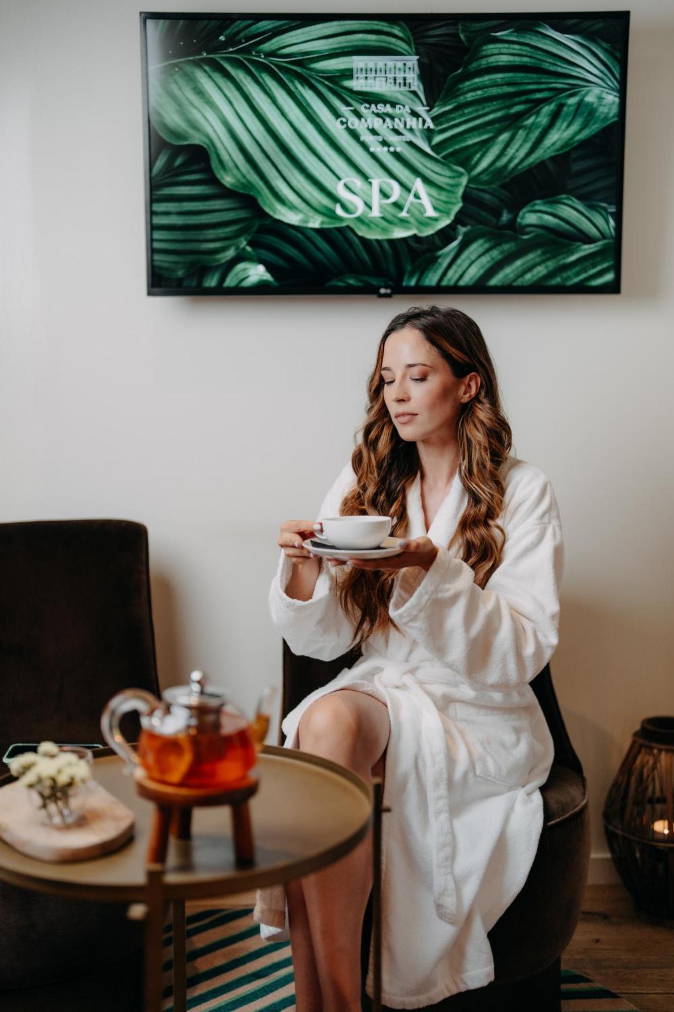 Casa Da Companhia, Vignette Collection By Ihg Hotel Porto Exterior photo A woman wearing a bathrobe