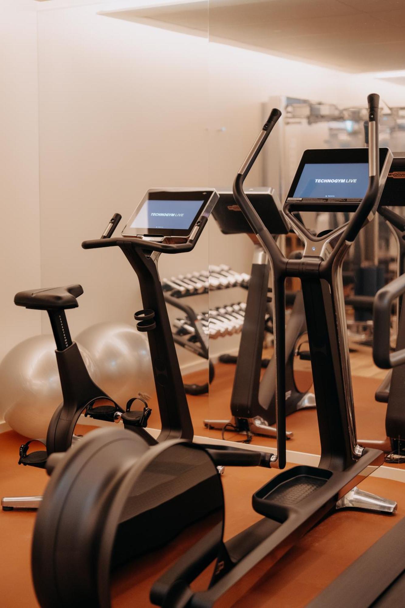 Casa Da Companhia, Vignette Collection By Ihg Hotel Porto Exterior photo A stationary bicycle