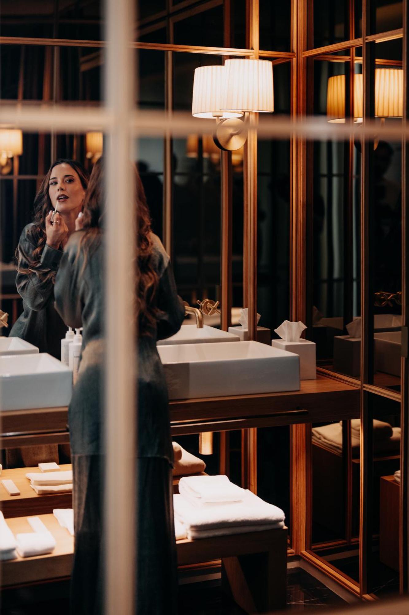 Casa Da Companhia, Vignette Collection By Ihg Hotel Porto Exterior photo A woman applying lip gloss