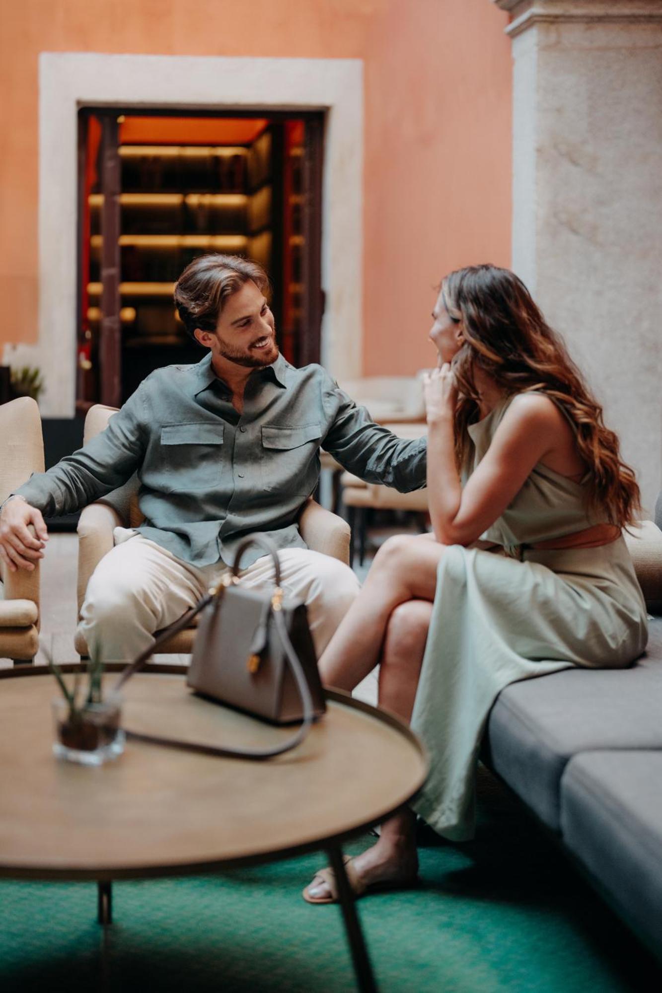 Casa Da Companhia, Vignette Collection By Ihg Hotel Porto Exterior photo A couple talking