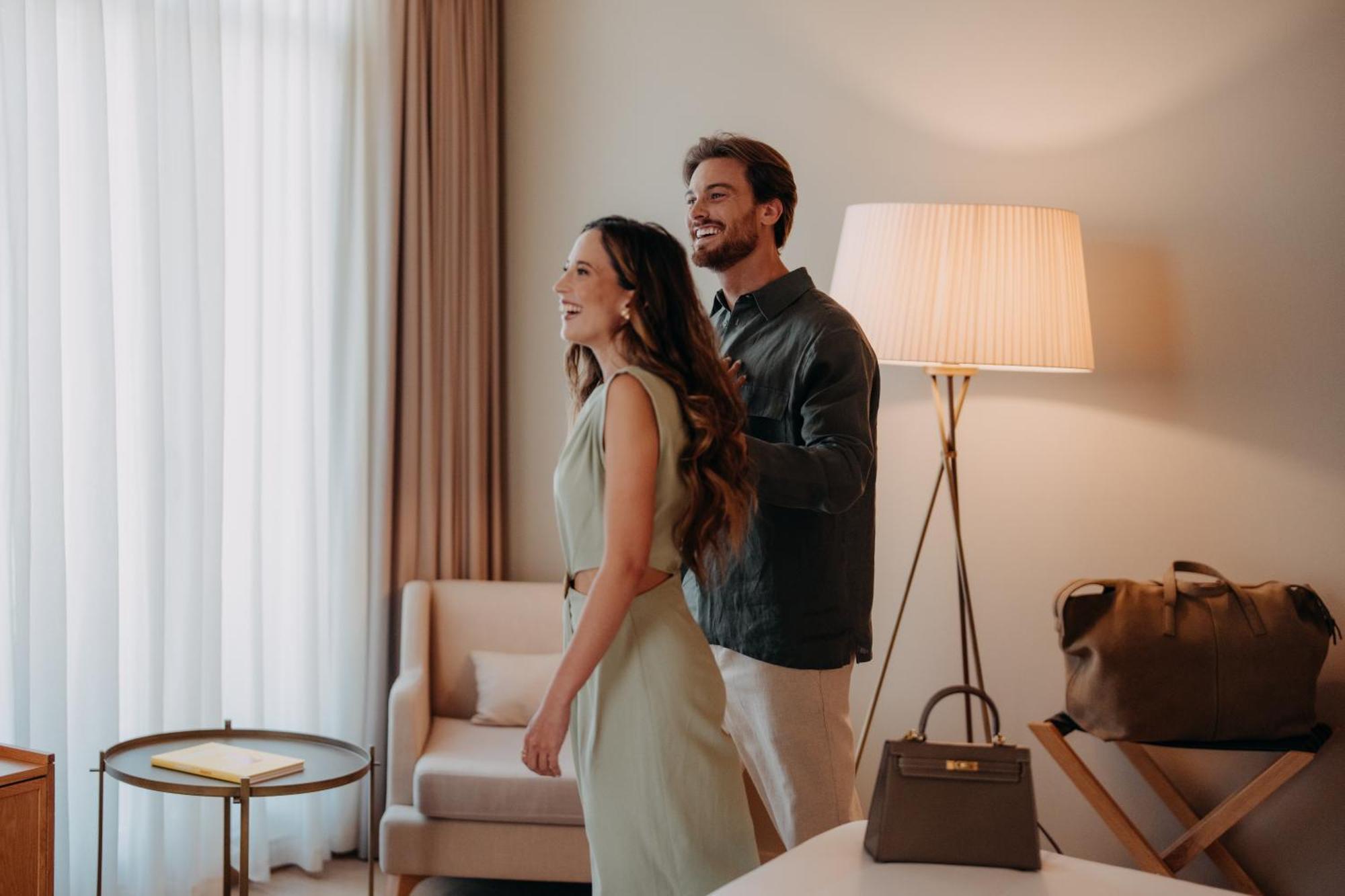 Casa Da Companhia, Vignette Collection By Ihg Hotel Porto Exterior photo A couple in a hotel room