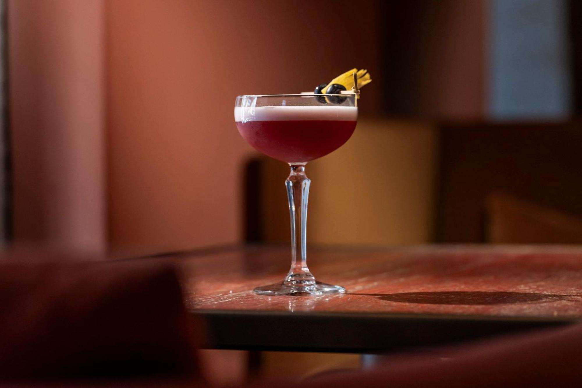 Casa Da Companhia, Vignette Collection By Ihg Hotel Porto Exterior photo A Clover Club cocktail