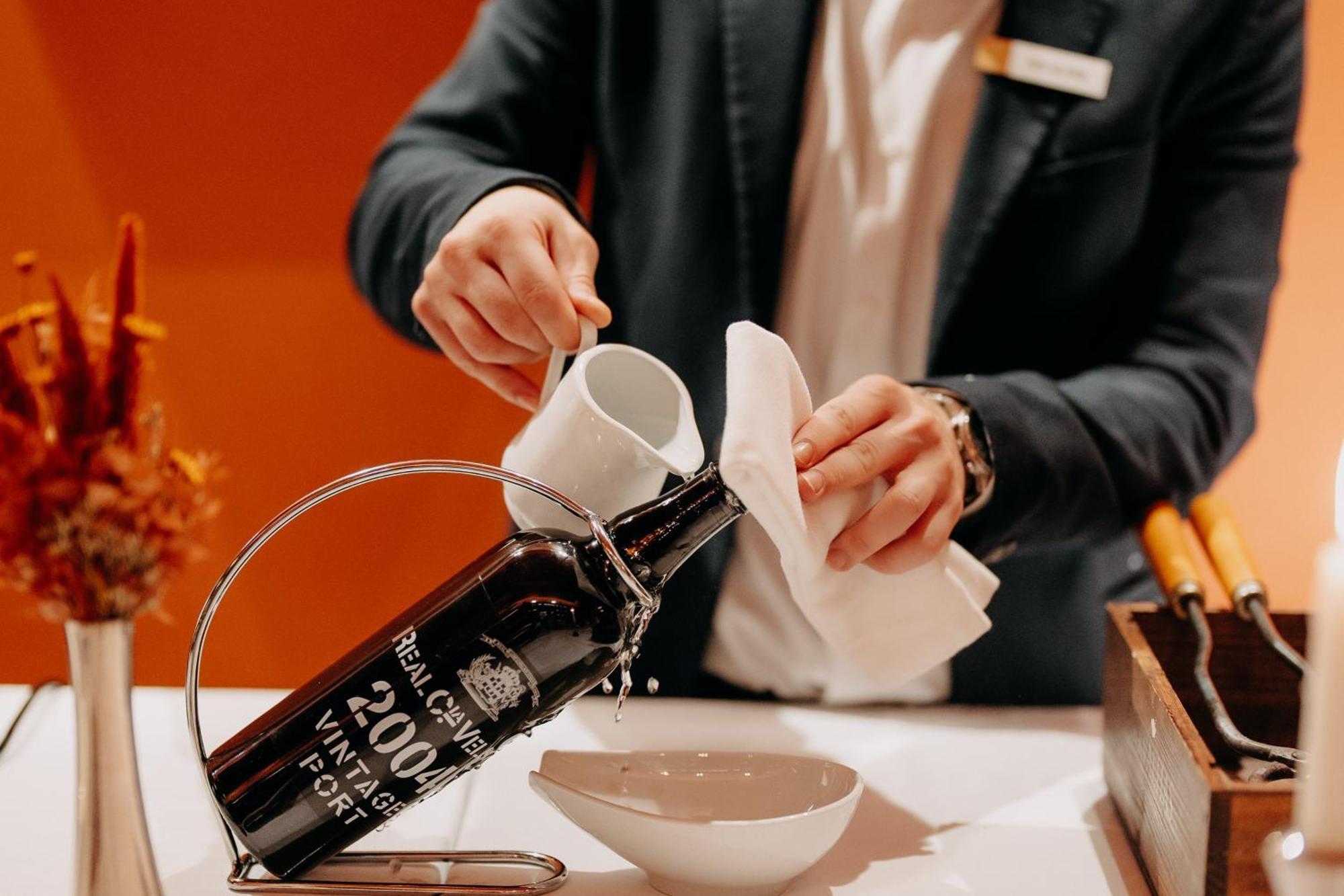 Casa Da Companhia, Vignette Collection By Ihg Hotel Porto Exterior photo A sommelier opening a bottle of wine