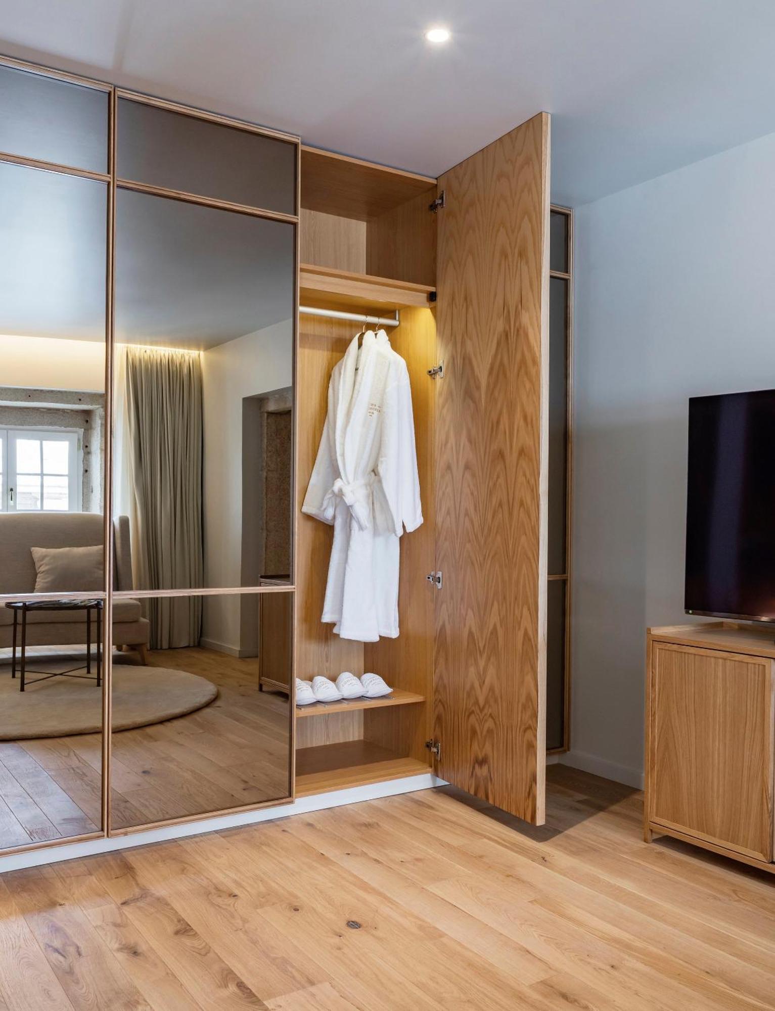 Casa Da Companhia, Vignette Collection By Ihg Hotel Porto Exterior photo A bathrobe hanging on a coat rack